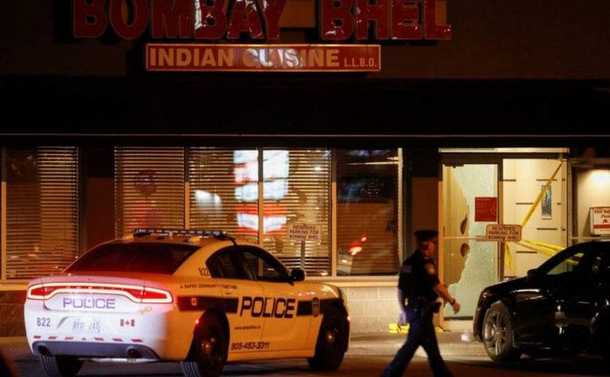 Ofiţer de poliţie investighează o explozie declanşată la restaurantul Bombay Bhel din oraşul canadian Mississauga, 24 mai 2018.
