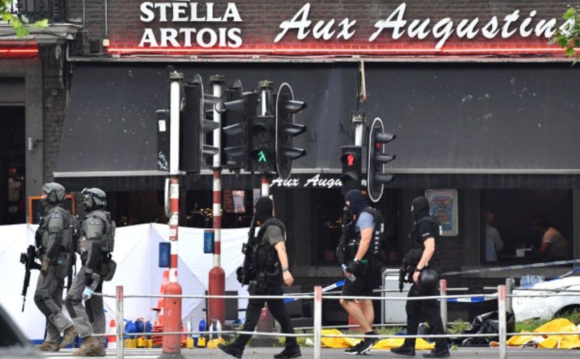 Membri ai forţelor speciale ale poliţiei investighează scena atacului din Liege, Belgia, 29 mai 2018.