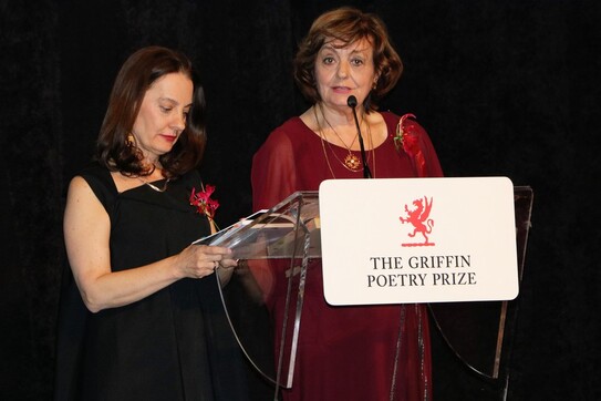 Traducatoarea Viorica Patea si poeta Ana Blandiana - recital de poezie cu ocazia primirii premiului Griffin Trust pentru întreaga carieră 2018 în Toronto (Maria Matyiku / Epoch Times)
