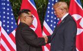 Preşedintele american Donald Trump (dr) şi dictatorul nord-coreean Kim Jong-un dau mâna în timpul summitului lor din Singapore, 12 iunie 2018. (Getty Images)