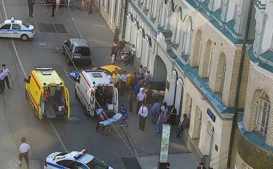 Ambulanţe şi maşini de poliţie se află la faţa locului unui incident în care un taxi a lovit câţiva pietoni în Moscova, 16 iunie 2018.