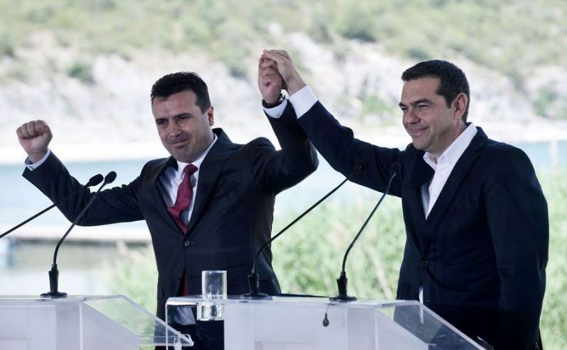 Premierul grec Alexis Tsipras (dr) şi omologul său macedonean Zoran Zaev în timpul unei ceremonii de semnare a unui acord privind numele Macedoniei, desfăşurată în satul elen Psarades, 17 iunie 2018.