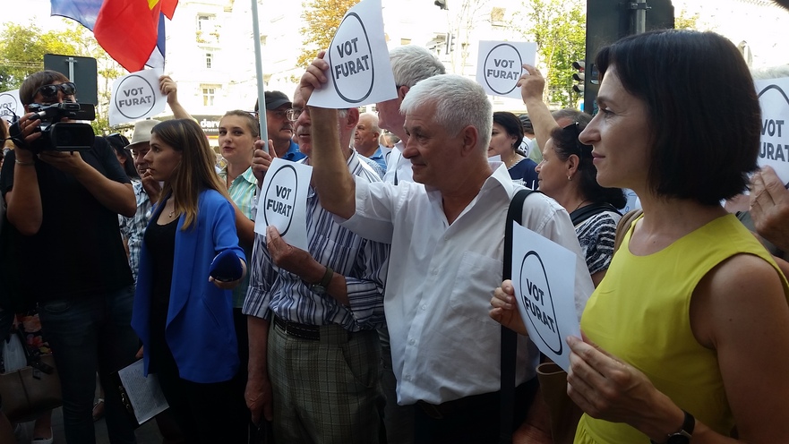 Maia Sandu printre protestatarii din faţa primăriei (Epoch Times România)