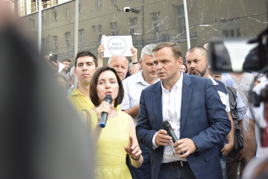 Maia Sandu şi Andrei Năstase, protest la sediul PD