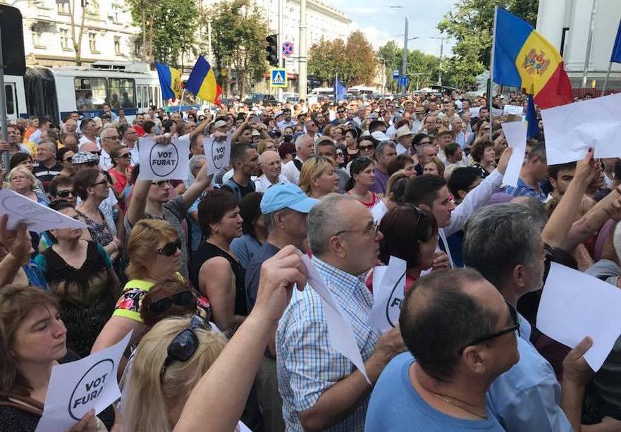 Protest în faţa Primăriei Chişinău după invalidarea alegerilor de către instanţele de judecată