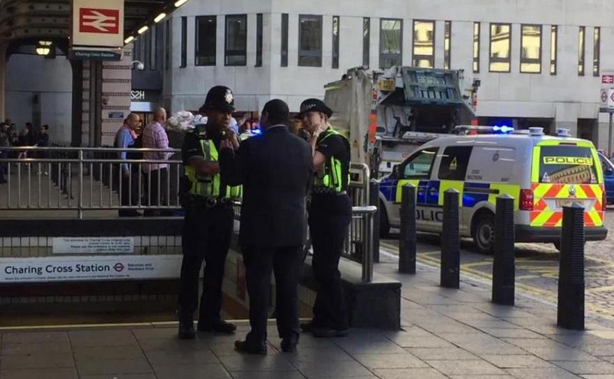 Ofiţeri de poliţie la gara Charing Cross din Londra, Marea Britanie