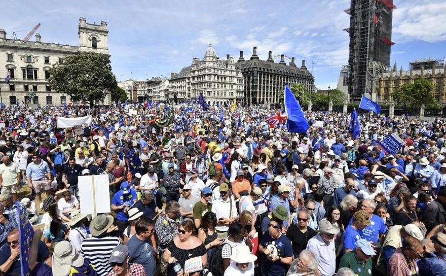 Zeci de mii de manifestanţi cer un al doilea referendum privind Brexitul, Londra, 23 iunie 2018. 