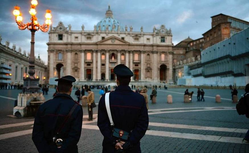 Ofiţeri ai poliţiei Vaticanului stau de pază în Vatican   City (Getty Images)