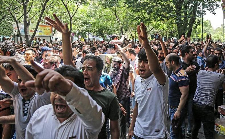 Manifestanţi iranieni protestează în Marele Bazar din Teheran,  Iran, împotriva scăderii rialului, în 25 iunie 2018.