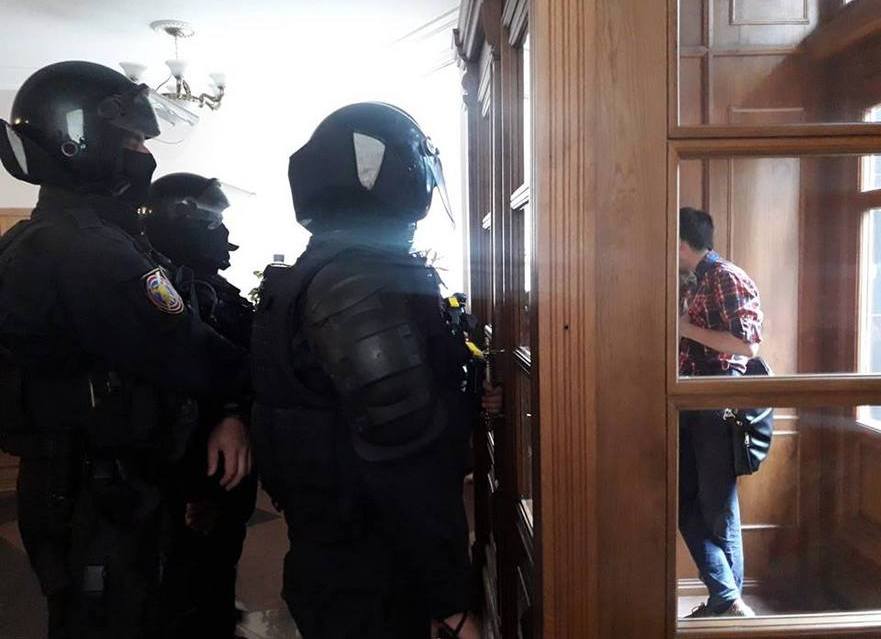 Poliţişti în interiorul clădirii CSJ, 25 iunie 2018
