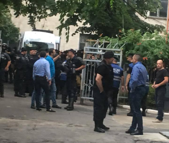 Poliţişti în curtea CEC de la Chişinău 29.06.2018