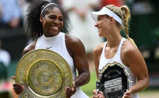 Angelique Kerber, campioană la Wimbledon, alături de adversara sa din ultimul act, americanca Serena   Williams. (Getty Images)