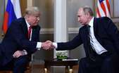 Preşedintele american Donald Trump (st) dă mâna cu omologul său rus Vladimir Putin înaintea summitului lor din Helsinki, 16 iulie 2018. (Brendan Smialowski/AFP/Getty Images)