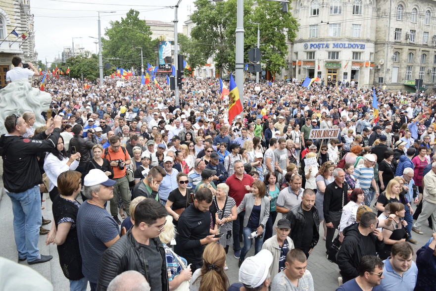 Protest la Chişinău, în marş spre casa lui Plahotniuc şi sediul PD