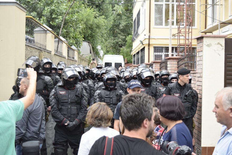 Protest la Chişinău, intrarea în curtea casei lui Plahotniuc