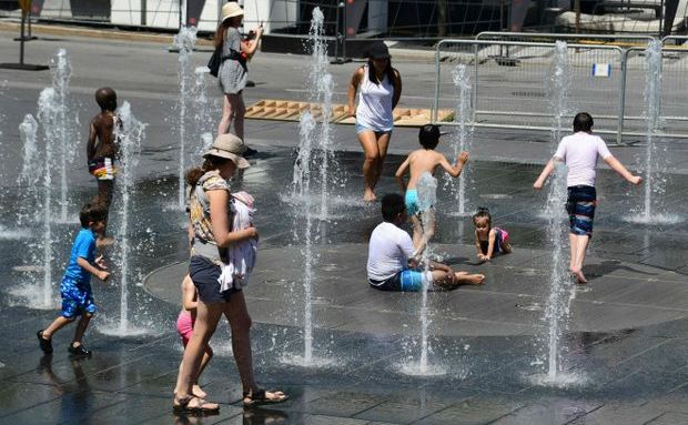 Mamele cu copiii se joacă în fântânile de apă de la Place des Arts din Montreal, la 3 iulie 2018.
 
 