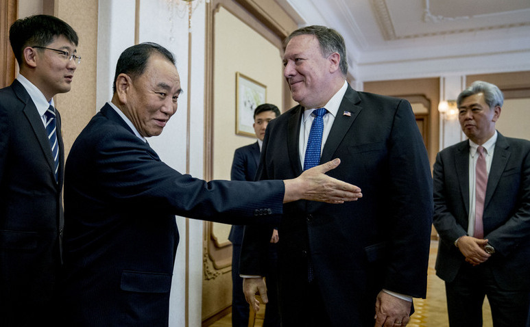 Secretarul de stat american Mike Pompeo şi oficialul nord-coreean Kim Yong-chol sosesc la Casa de Invitaţi Park Hwa, din Phenian, Coreea de Nord pentru discuţii de nivel înalt, 6 iulie 2018.
