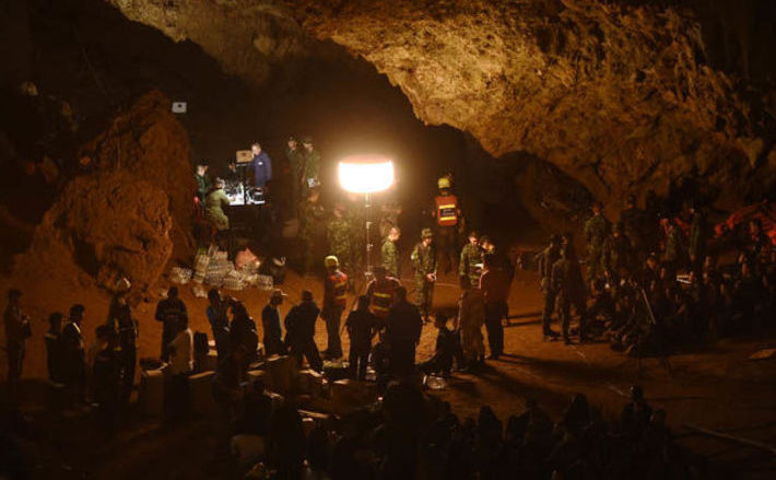 Membri ai echipelor de salve în interiorul peşterii Tham Luang din Tailanda, 6 iulie 2018.