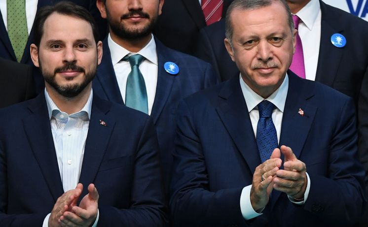 Preşedintele turc Recep Tayyip Erdogan (dr) pozează alături de ginerele său Berat Albayrak în Istanbul, 29 mai 2018.