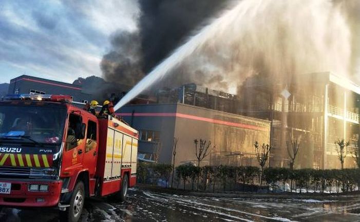 Pompieri încearcă să stingă un incendiu izbucnit după o explozie puternică la o centrală chimică din Yibin, provincia chineză Sichuan, 12 iulie 2018.