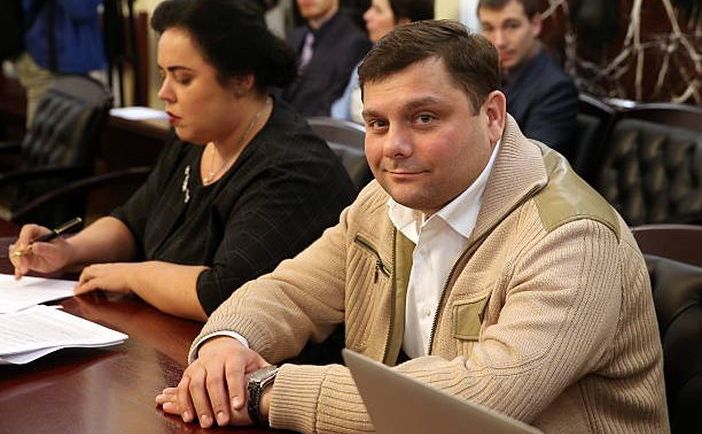 Omul de afaceri rus Piotr Ofiţerov (dr) şi avocata sa în timpul unei sesiuni în Curtea Supremă a Rusiei în 2013.