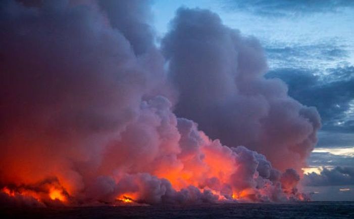 Lava vulcanului hawaiian Kilauea se scurge în ocean, 2 iulie 2018.