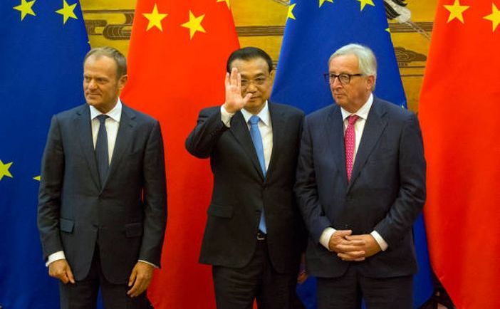 (De la st la dr) Preşedintele Consiliului European, Donald Tusk, premierul chinez Li Keqiang şi preşedintele Comisiei Europene, Jean-Claude Juncker participă la o conferinţă comună de presă în Marea Sală a Poporului în Beijing, 16 iulie 2018.