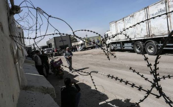 Şoferi palestinieni îşi parchează camioanele în apropierea punctului de frontieră Kerem Shalom între Israel şi Fâşia Gaza, 22 martie 2018.