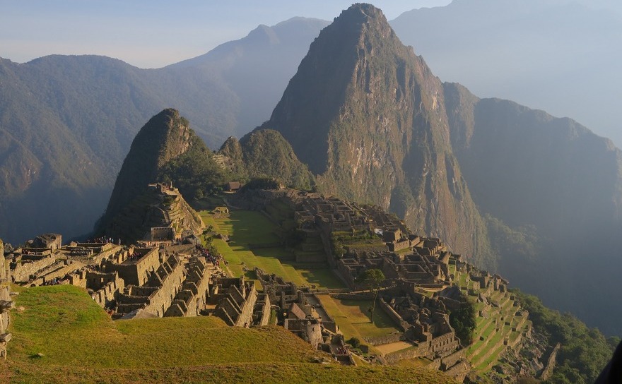 Machu Picchu este numele modern al unui oraş de piatră localizat în promontoriul stâncos care leagă Machu Picchu şi Huayna Picchu pe versantul estic al Anzilor Centrali, în sudul Perului.