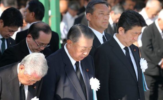 Premierul japonez Shinzo Abe ţine un moment de reculegere pentru victimele atacului de la Hiroshima la Parcul memorial al Păcii din Hiroshima, la 6 august 2018 (AFP/Getty)