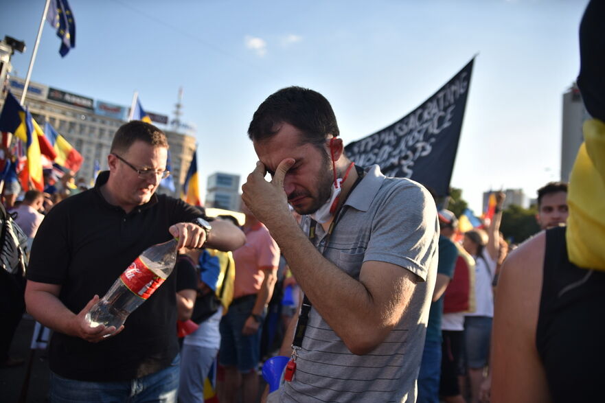 Suferinţa cauzată de gazele lacrimogene la mitingul Diasporei din Piaţa Victoriei, 10 august, 2018, Bucureşti (Mihut Savu / Epoch Times)