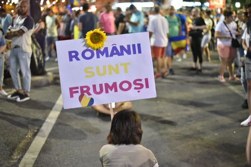 După intervenţia în forţă a Jandarmeriei împotriva protestatarilor din Piaţa Victoriei vineri, care s-a soldat cu numeroase victime, cetăţenii nu par dispuşi să se lase intimidaţi şi au revint în Piaţă. (Mihut Savu / Epoch Times)