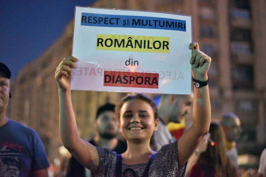 După intervenţia în forţă a Jandarmeriei împotriva protestatarilor din Piaţa Victoriei vineri, care s-a soldat cu numeroase victime, cetăţenii nu par dispuşi să se lase intimidaţi şi au revint în Piaţă. (Mihut Savu / Epoch Times)