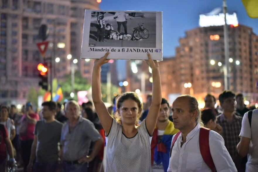 După intervenţia în forţă a Jandarmeriei împotriva protestatarilor din Piaţa Victoriei vineri, şi care s-a soldat cu numeroase victime, cetăţenii nu par dispuşi să se lase intimidaţi şi revin în Piaţă (Mihut Savu / Epoch Times)