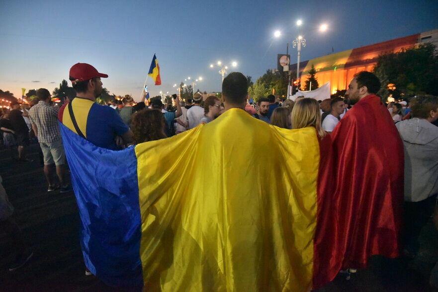 După intervenţia în forţă a Jandarmeriei împotriva protestatarilor din Piaţa Victoriei vineri, care s-a soldat cu numeroase victime, cetăţenii nu par dispuşi să se lase intimidaţi şi au revint în Piaţă. (Mihut Savu / Epoch Times)