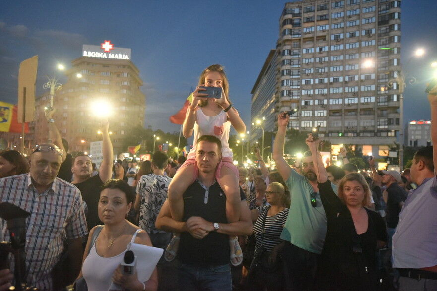 După intervenţia în forţă a Jandarmeriei împotriva protestatarilor din Piaţa Victoriei vineri, care s-a soldat cu numeroase victime, cetăţenii nu par dispuşi să se lase intimidaţi şi au revint în Piaţă. (Mihut Savu / Epoch Times)