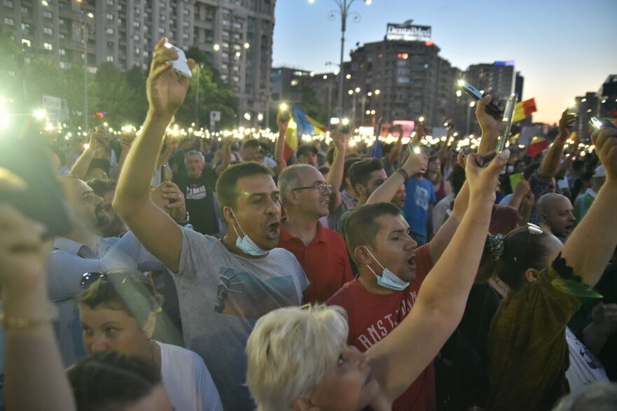 După intervenţia în forţă a Jandarmeriei împotriva protestatarilor din Piaţa Victoriei vineri, care s-a soldat cu numeroase victime, cetăţenii nu par dispuşi să se lase intimidaţi şi au revint în Piaţă. (Mihut Savu / Epoch Times)