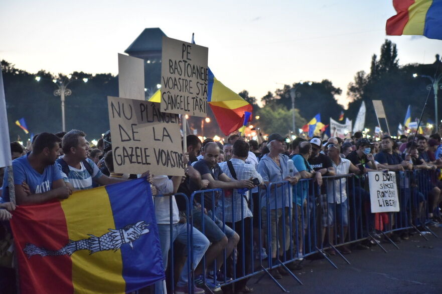 După intervenţia în forţă a Jandarmeriei împotriva protestatarilor din Piaţa Victoriei vineri, care s-a soldat cu numeroase victime, cetăţenii nu par dispuşi să se lase intimidaţi şi au revint în Piaţă. (Mihut Savu / Epoch Times)