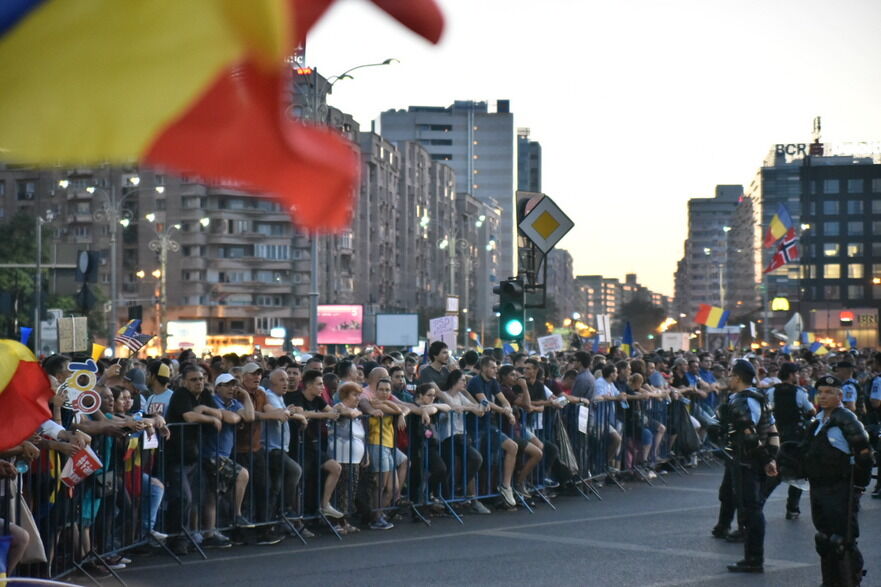 După intervenţia în forţă a Jandarmeriei împotriva protestatarilor din Piaţa Victoriei vineri, care s-a soldat cu numeroase victime, cetăţenii nu par dispuşi să se lase intimidaţi şi au revint în Piaţă. (Mihut Savu / Epoch Times)