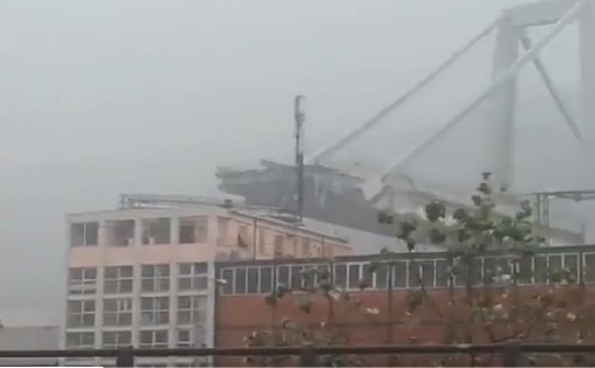 In cursul acestei dimineti, parte din podul Morandi, de pe autostrada A10, din Genova s-a prabusit. provocand moartea a cel putin 10 persoane. (Printscreen Facebook)