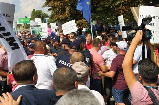 Protestul mişcării de rezistenţă ACUM la Ialoveni şi contramanifestaţia susţinătorilor puterii 19.08.2018 (facebook.com/alexandr slusari)