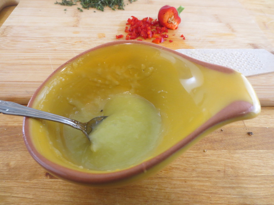 Usturoiul se freacă cu sare, apoi se adaugă ulei, puţin câte puţin , până ce se formează o pastă consistentă (Maria Matyiku / Epoch Times)