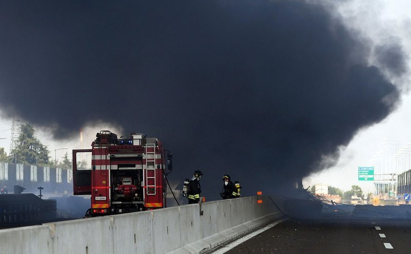 Pompieri la scena incidentului care a avut loc în apropierea oraşului italian Bologna, 6 august 2018.