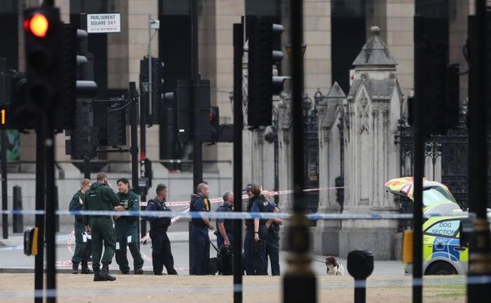 Forţe de ordine investighează scena unui atac cu un vehicul în faţa Parlamentului britanic, în Londra, 14 august 2018.