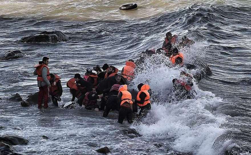 Ambarcaţiune cu refugiaţi se îndreaptă spre insula elenă Leros