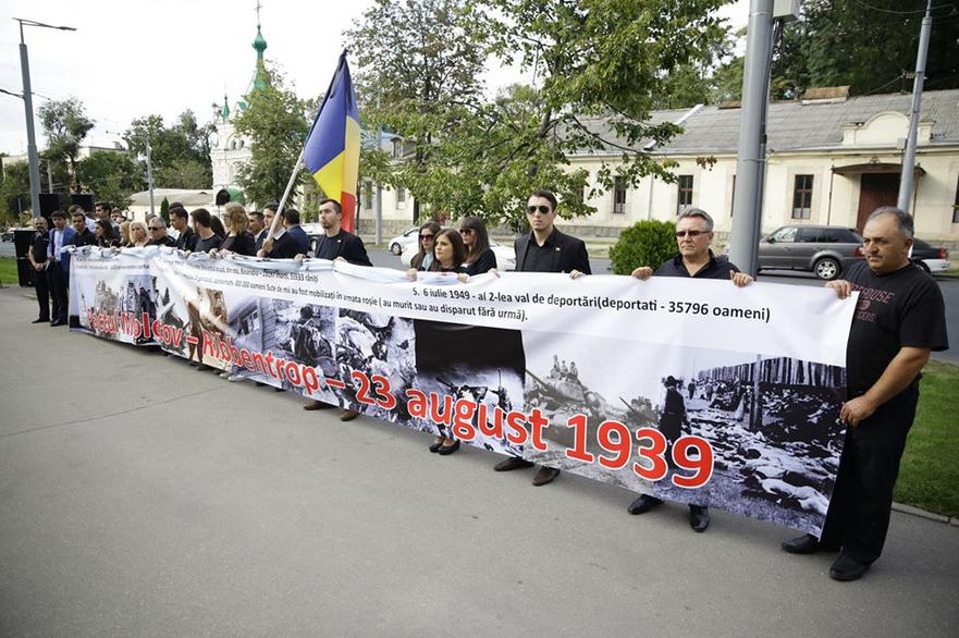 Acţiune de protest a membrilor PL în faţa ambasadei ruse la Chişinău (PL)
