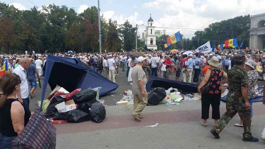 Protestul Mişcării ACUM din Chişinău, 26.08.2017 (Resturi rămase după manifestanţii Partidului Şor)
