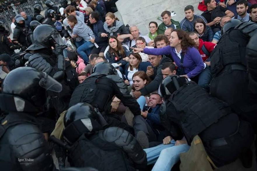 Poliţiştii dau buzna peste protestatarii din faţa monumentului lui Ştefan cel Mare