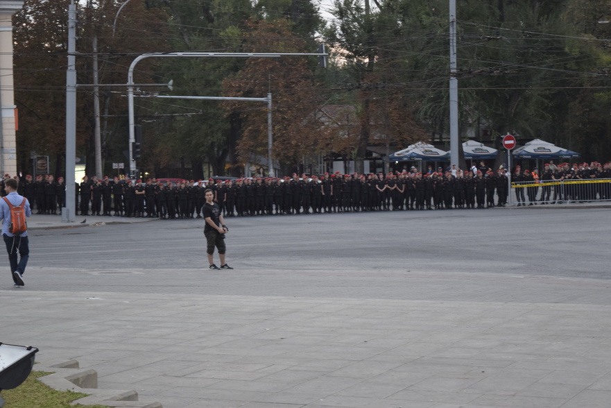 Sute de poliţişti aduşi în faţa monumentului lui Ştefan cel Mare să evacueze cei câţiva protestatari