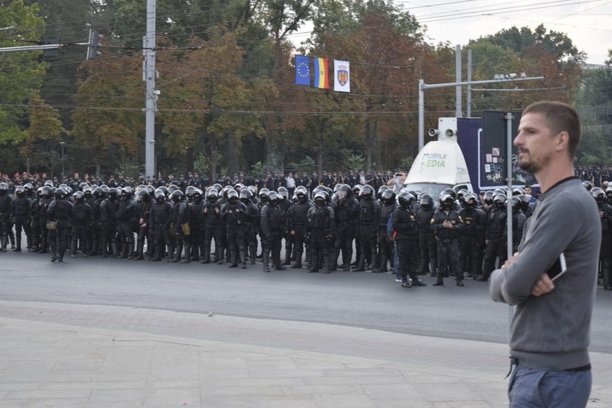 Sute de poliţişti aduşi în faţa monumentului lui Ştefan cel Mare să evacueze cei câţiva protestatari